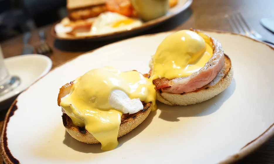 Eggs Benedict on a muffin.